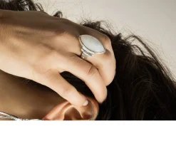 Anello essenza argento con ovale madreperla Selezione zanolli