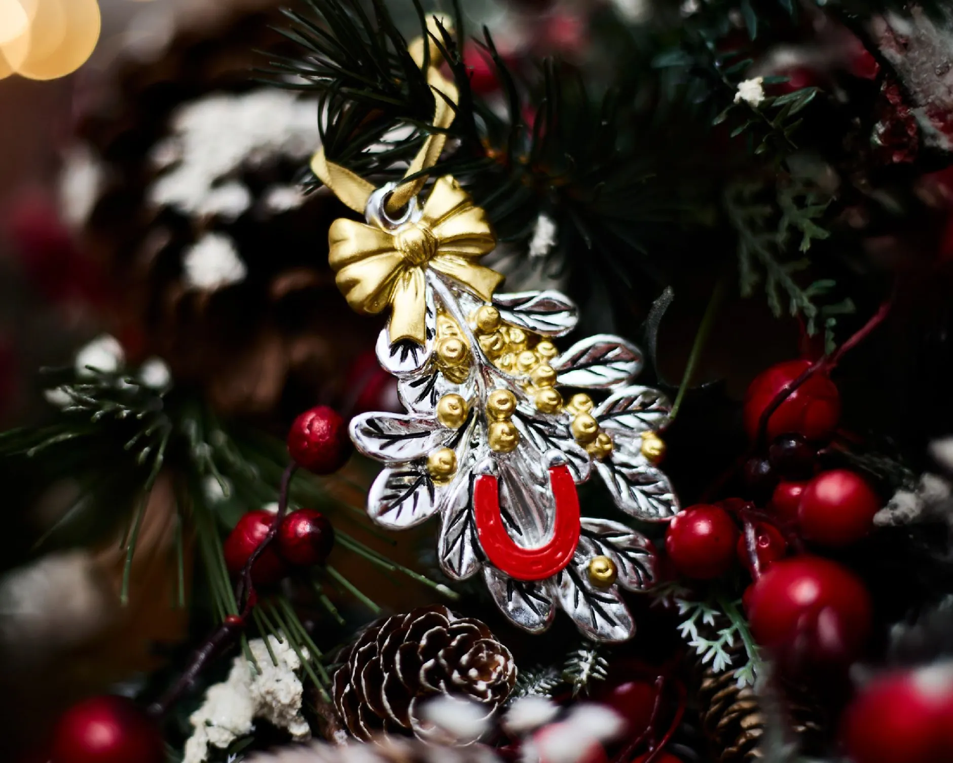 Idea regalo natale vischio oro e ferro di cavallo rosso Selezione zanolli