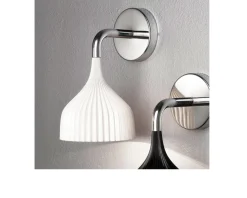Lampada applique e' azzurra Kartell