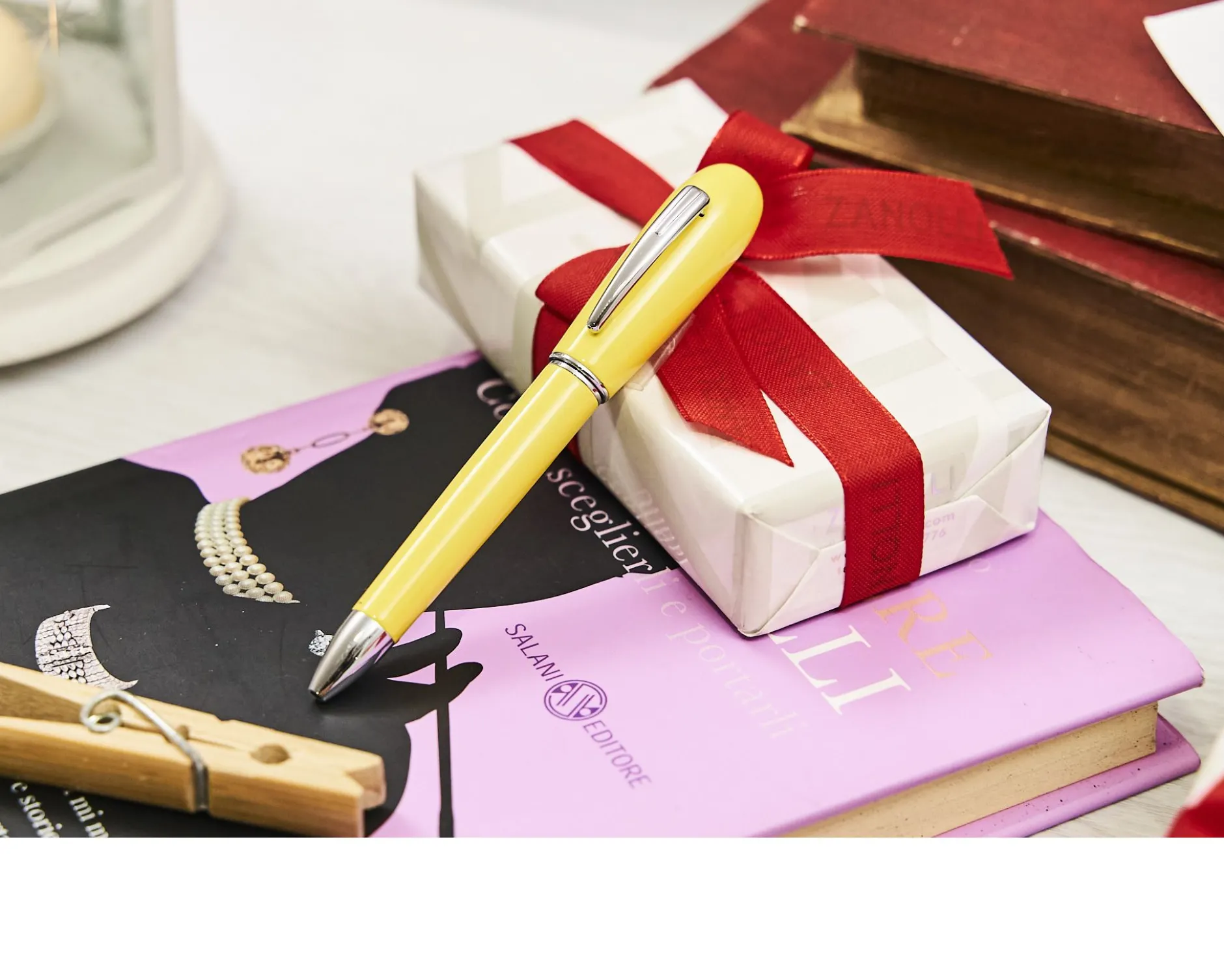 Penna a sfera classica lady con cappuccio in metallo laccato giallo Settelaghi