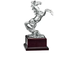 Trofeo cavallo rampante in resina con base in legno Selezione zanolli
